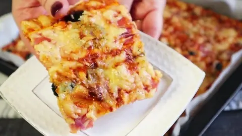 Рецепт домашней пиццы без раскатки теста с колбасой и огурцами 07