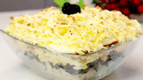 Салат Абсент с курицей черносливом яблоками и орехами