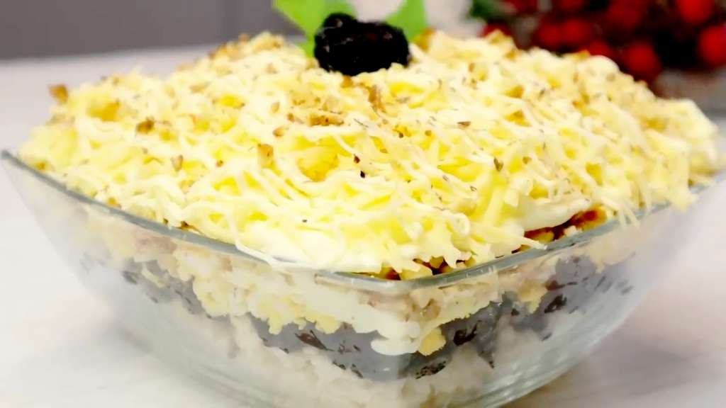 Салат Абсент с курицей черносливом яблоками и орехами