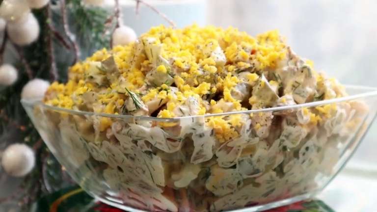 Вкусный салат вместо оливье: "Кентавр" с говядиной, копченой курицей и сыром