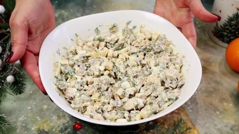 Вкусный салат вместо оливье: "Кентавр" с говядиной, копченой курицей и сыром