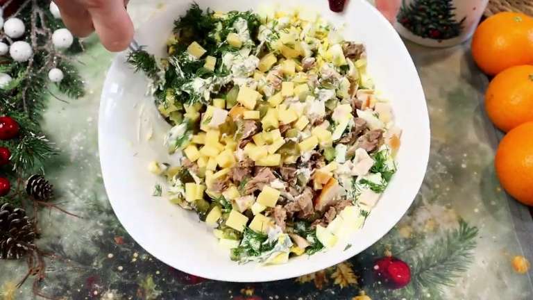Вкусный салат вместо оливье: "Кентавр" с говядиной, копченой курицей и сыром