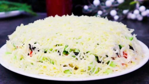 Салат Эсмеральда с крабовыми палочками и черносливом