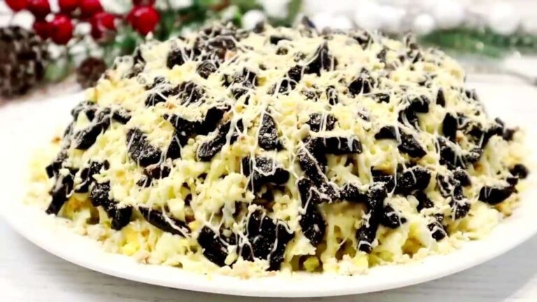 Салат «Графские развалины» с курицей, черносливом и орехами — вкусный слоёный праздничный рецепт