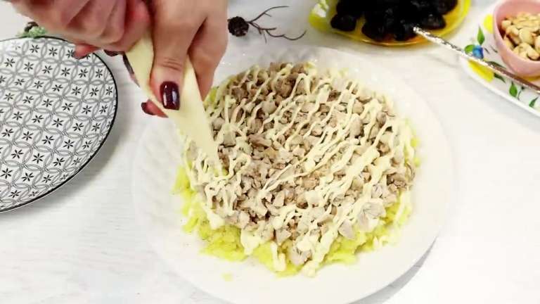Салат «Графские развалины» с курицей, черносливом и орехами — вкусный слоёный праздничный рецепт