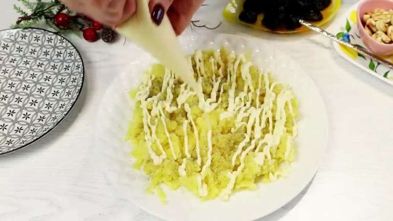 Салат «Графские развалины» с курицей, черносливом и орехами — вкусный слоёный праздничный рецепт