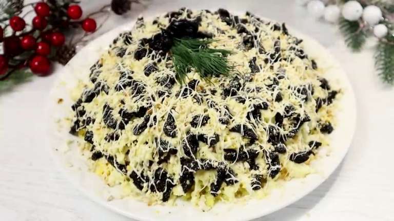 Салат «Графские развалины» с курицей, черносливом и орехами — вкусный слоёный праздничный рецепт