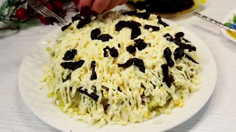Салат «Графские развалины» с курицей, черносливом и орехами — вкусный слоёный праздничный рецепт