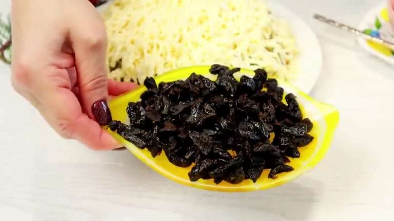 Салат «Графские развалины» с курицей, черносливом и орехами — вкусный слоёный праздничный рецепт