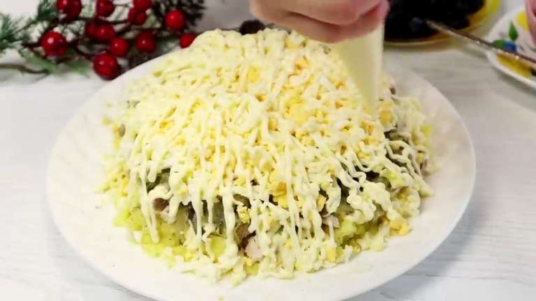 Салат «Графские развалины» с курицей, черносливом и орехами — вкусный слоёный праздничный рецепт