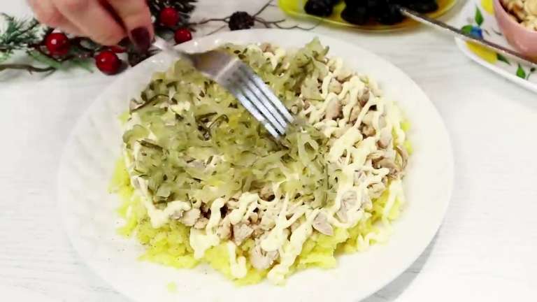Салат «Графские развалины» с курицей, черносливом и орехами — вкусный слоёный праздничный рецепт