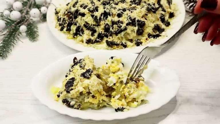 Салат «Графские развалины» с курицей, черносливом и орехами — вкусный слоёный праздничный рецепт