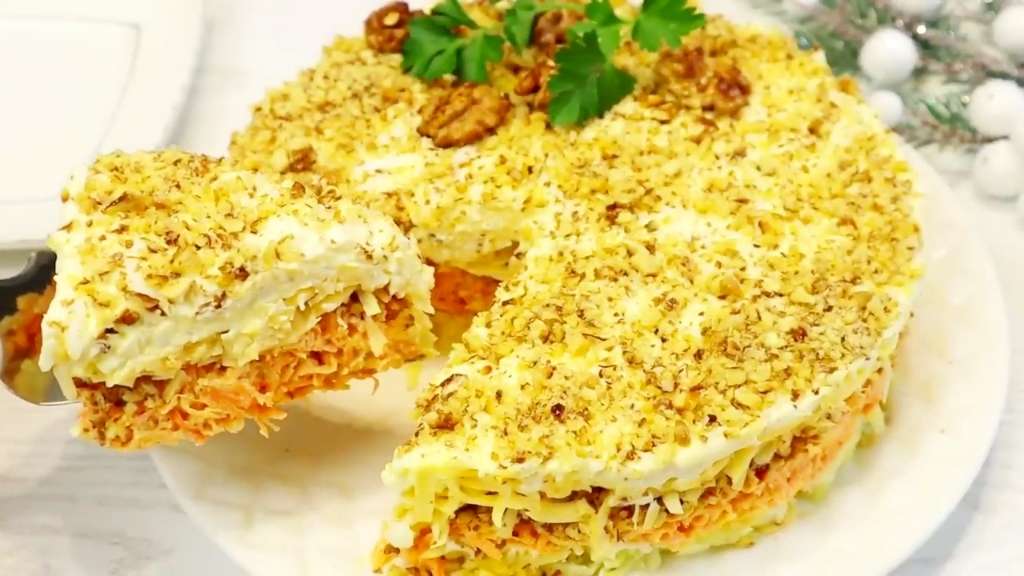 Слоёный салат «Шапка Мономаха» с грецкими орехами, сыром и чесноком без мяса