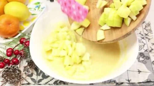 Яблоки в тесто для шарлотки