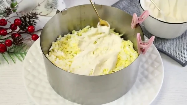 Салат «Зимний Фьюжн» с курицей, ананасами и грибами 5 Слой яйца с майонезом