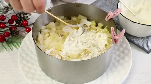 Салат «Зимний Фьюжн» с курицей, ананасами и грибами 7 Слой ананасы майонез