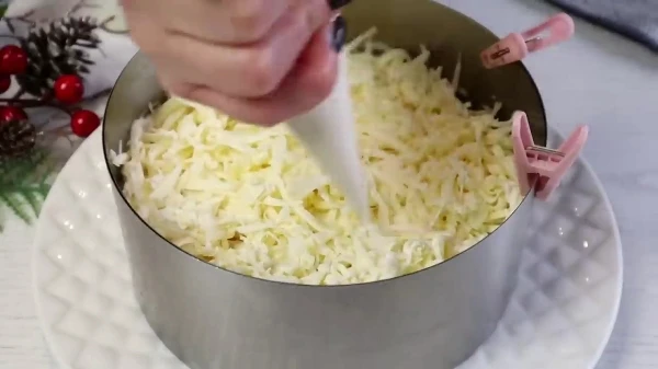 Салат «Зимний Фьюжн» с курицей, ананасами и грибами 8 Слой сыра и майонез