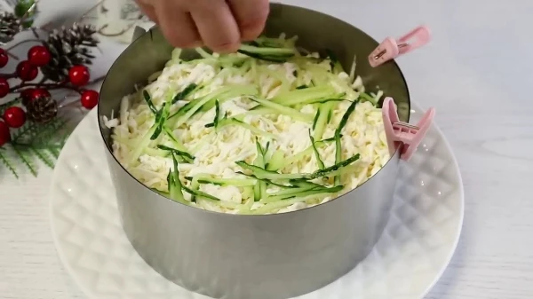 Салат «Зимний Фьюжн» с курицей, ананасами и грибами 9 Украшение салата огурцами на корейской терке