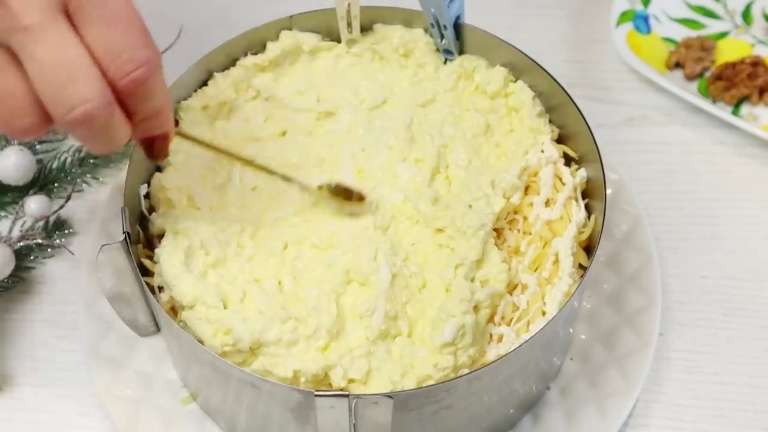 Слоёный салат «Шапка Мономаха» с грецкими орехами, сыром и чесноком без мяса 9 Слоёный салат «Шапка Мономаха» с грецкими орехами, сыром и чесноком без мяса