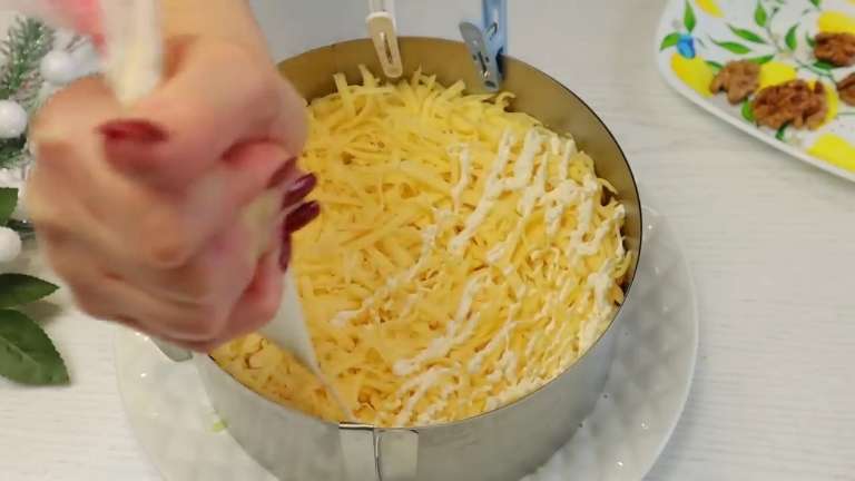 Слоёный салат «Шапка Мономаха» с грецкими орехами, сыром и чесноком без мяса 8 Слоёный салат «Шапка Мономаха» с грецкими орехами, сыром и чесноком без мяса