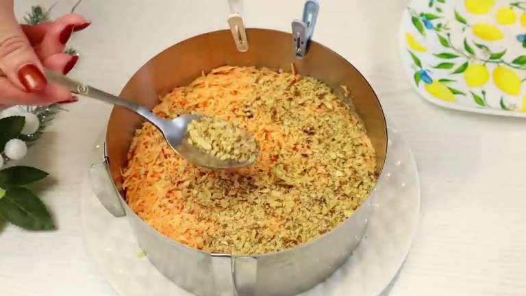 Слоёный салат «Шапка Мономаха» с грецкими орехами, сыром и чесноком без мяса 7 Слоёный салат «Шапка Мономаха» с грецкими орехами, сыром и чесноком без мяса