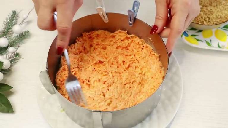 Слоёный салат «Шапка Мономаха» с грецкими орехами, сыром и чесноком без мяса 6 Слоёный салат «Шапка Мономаха» с грецкими орехами, сыром и чесноком без мяса
