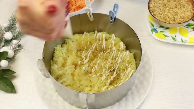 Слоёный салат «Шапка Мономаха» с грецкими орехами, сыром и чесноком без мяса 5 Слоёный салат «Шапка Мономаха» с грецкими орехами, сыром и чесноком без мяса