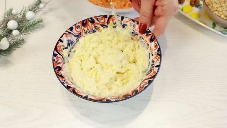Слоёный салат «Шапка Мономаха» с грецкими орехами, сыром и чесноком без мяса 4 Слоёный салат «Шапка Мономаха» с грецкими орехами, сыром и чесноком без мяса