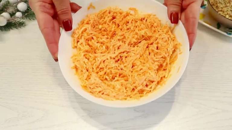 Слоёный салат «Шапка Мономаха» с грецкими орехами, сыром и чесноком без мяса 3 Слоёный салат «Шапка Мономаха» с грецкими орехами, сыром и чесноком без мяса