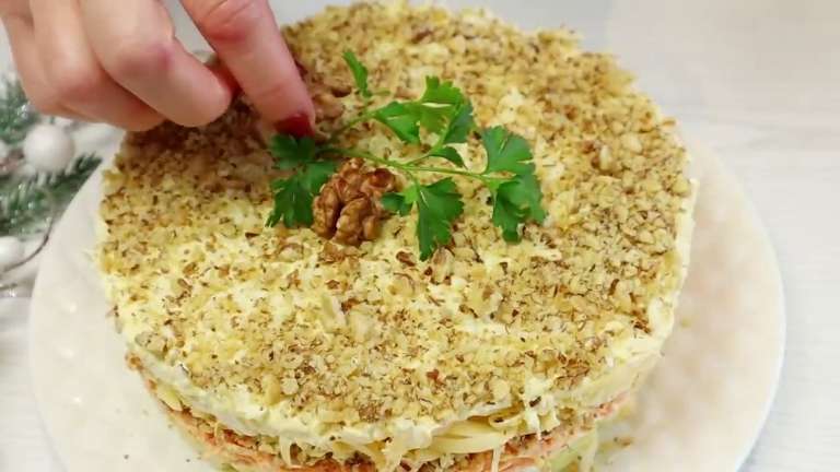 Слоёный салат «Шапка Мономаха» с грецкими орехами, сыром и чесноком без мяса 11 Слоёный салат «Шапка Мономаха» с грецкими орехами, сыром и чесноком без мяса