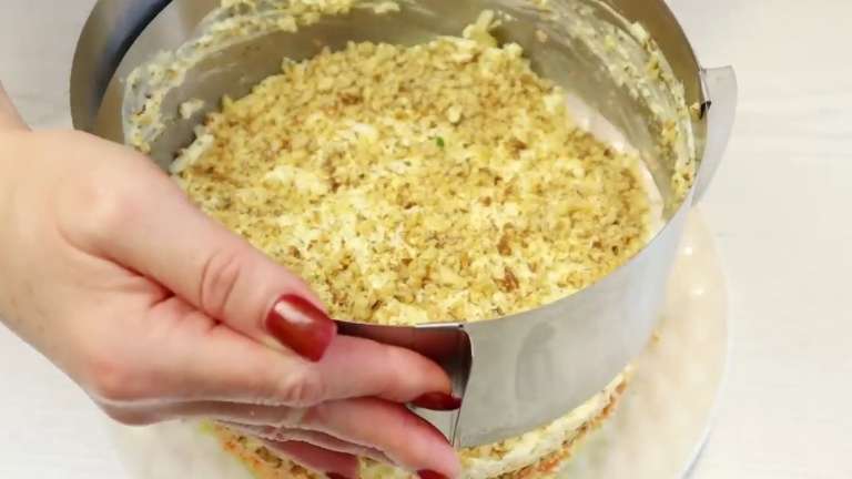 Слоёный салат «Шапка Мономаха» с грецкими орехами, сыром и чесноком без мяса 10 Слоёный салат «Шапка Мономаха» с грецкими орехами, сыром и чесноком без мяса
