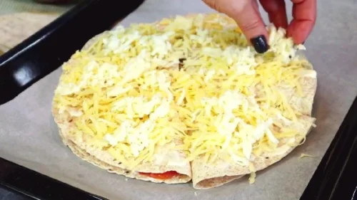 Посыпаем пиццу из лаваша сыром