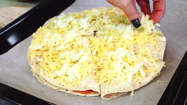 Посыпаем пиццу из лаваша сыром