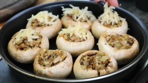 Посыпаем сыром грибы