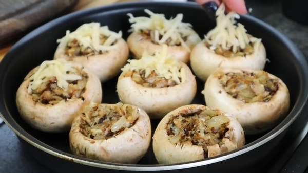 Посыпаем сыром грибы