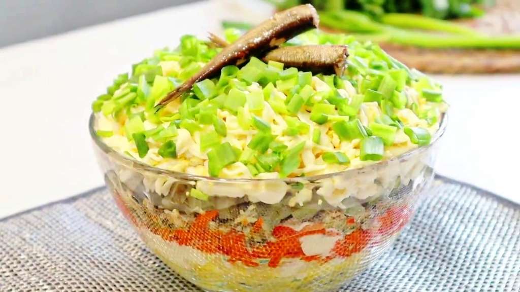 Салат со шпротами и плавленым сыром слоями: рецепт Балтийский