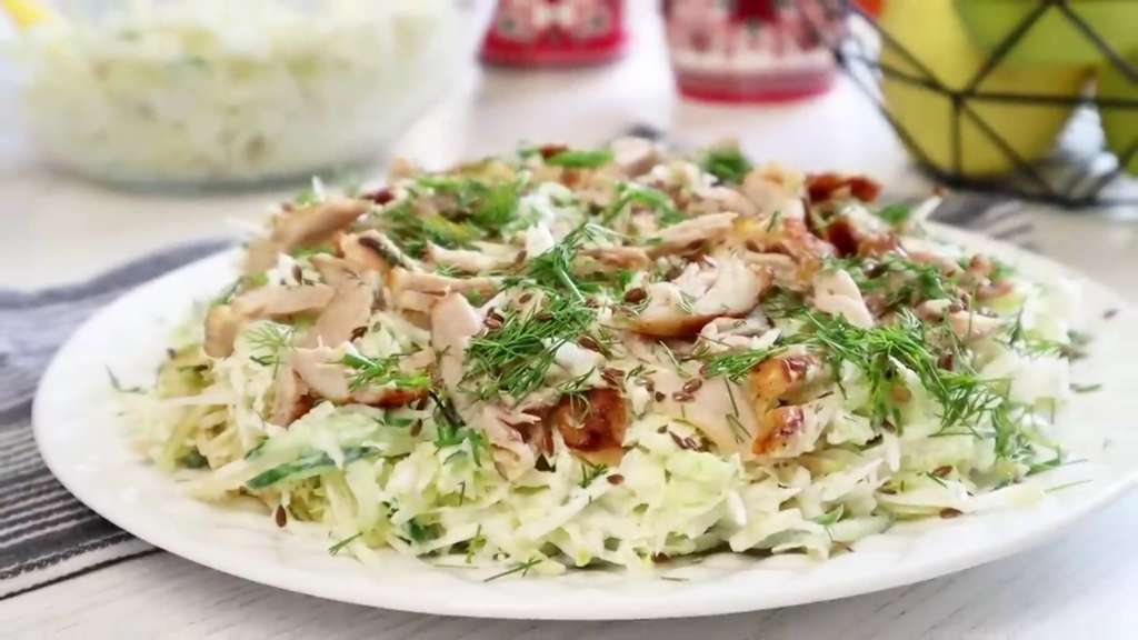 Салат «Ева» с пекинской капустой, курицей и корнем сельдерея: легкий, быстрый рецепт
