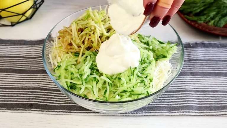 Салат «Ева» с пекинской капустой, курицей и корнем сельдерея: легкий, быстрый рецепт
