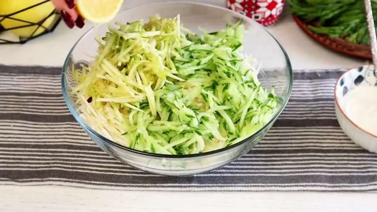 Салат «Ева» с пекинской капустой, курицей и корнем сельдерея: легкий, быстрый рецепт