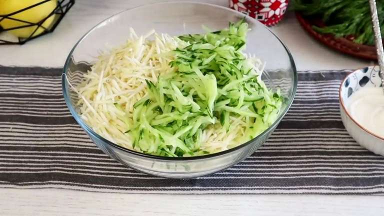 Салат «Ева» с пекинской капустой, курицей и корнем сельдерея: легкий, быстрый рецепт