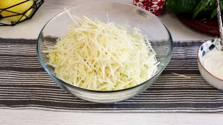 Салат «Ева» с пекинской капустой, курицей и корнем сельдерея: легкий, быстрый рецепт