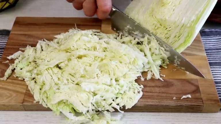 Салат «Ева» с пекинской капустой, курицей и корнем сельдерея: легкий, быстрый рецепт