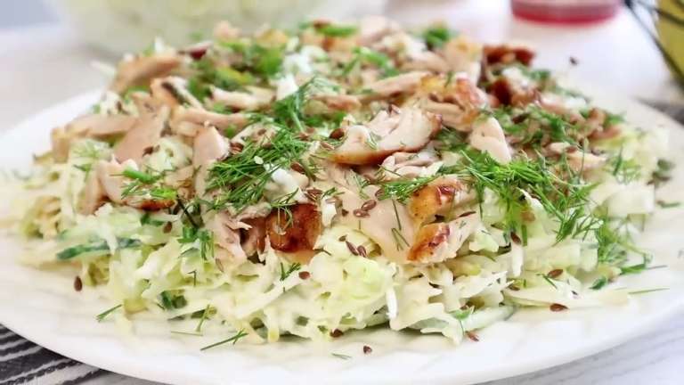 Салат «Ева» с пекинской капустой, курицей и корнем сельдерея: легкий, быстрый рецепт