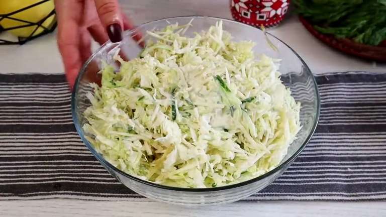 Салат «Ева» с пекинской капустой, курицей и корнем сельдерея: легкий, быстрый рецепт