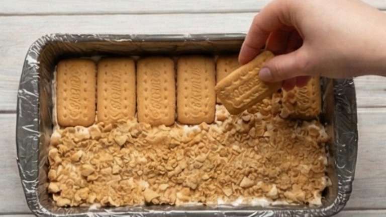 Торт из печенья со сметаной без выпечки