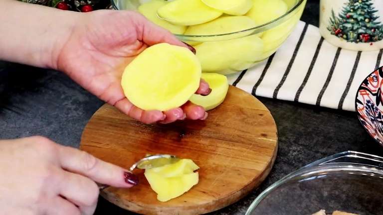 Фаршированный картофель с фаршем в духовке — простой рецепт из детства