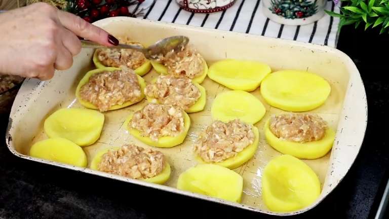 Фаршированный картофель с фаршем в духовке — простой рецепт из детства