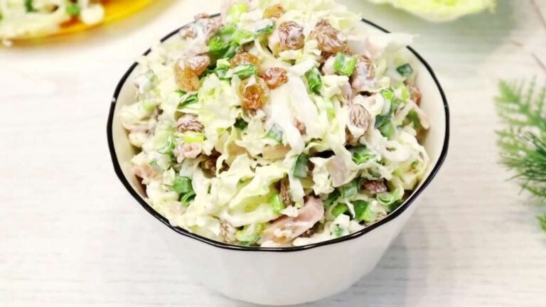 Салат с пекинской капустой, копчёным окорочком и изюмом