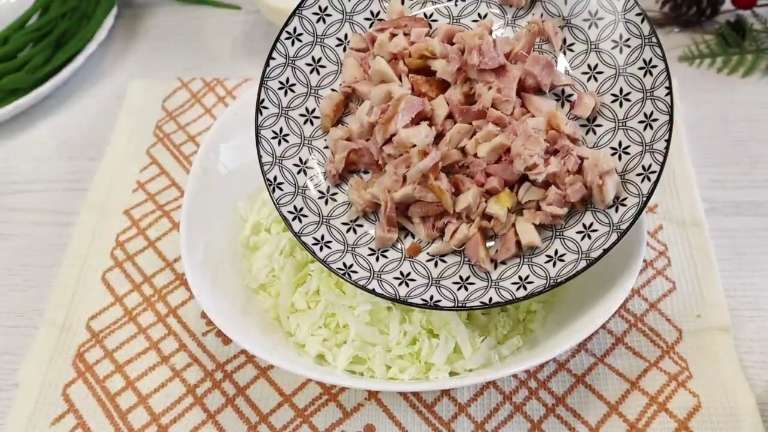 Салат с пекинской капустой, копчёным окорочком и изюмом