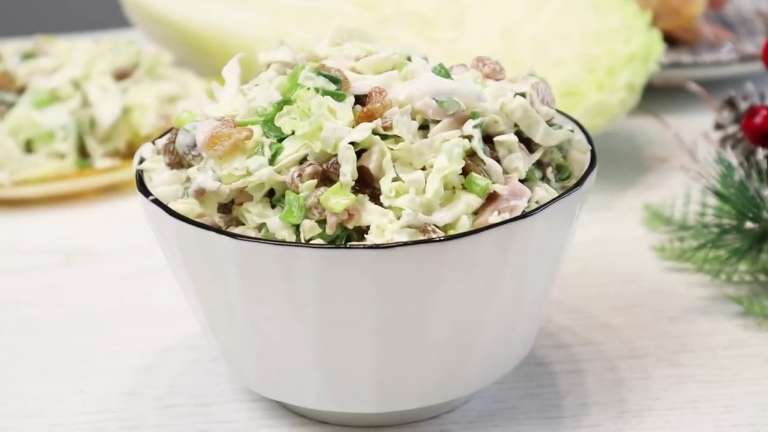 Салат с пекинской капустой, копчёным окорочком и изюмом